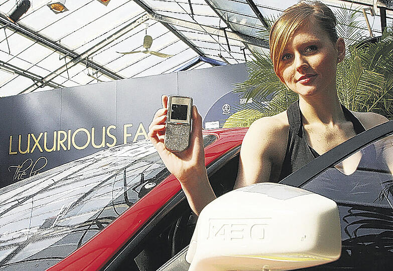 Millionäre im Glashaus: Im Moosacher Botanikum präsentiert Model Susann ein Brillanten-Handy. Foto: Schlüter