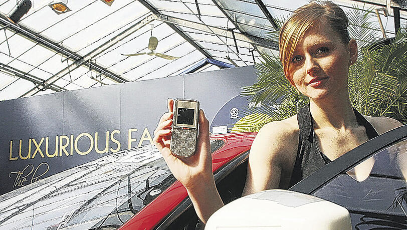 Millionäre im Glashaus: Im Moosacher Botanikum präsentiert Model Susann ein Brillanten-Handy. Foto: Schlüter Millionäre im Glashaus: Im Moosacher Botanikum präsentiert Model Susann ein Brillanten-Handy. Foto: Schlüter