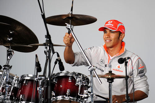Ungeahnte Talente: Formel-1-Vizeweltmeister Lewis Hamilton zeigt sich auch an den Drums als äußerst schlagfertig.