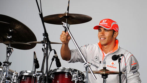 Ungeahnte Talente: Formel-1-Vizeweltmeister Lewis Hamilton zeigt sich auch an den Drums als äußerst schlagfertig. Ungeahnte Talente: Formel-1-Vizeweltmeister Lewis Hamilton zeigt sich auch an den Drums als äußerst schlagfertig.