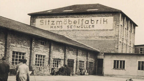 Mit der "Sitzmöbelfabrik Hans Segmüller" begann die Geschichte des Möbelriesen. Damals war noch nicht klar, dass der Name noch berühmt werden würde.