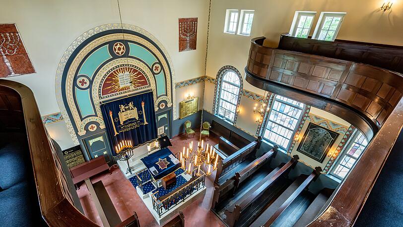 Die Synagoge in Straubing wurde in der Pogromnacht 1938 von den Nationalsozialisten zwar geschändet, aber nicht abgebrannt. Hintergrund war die Nähe zu umliegenden Gebäuden, die möglicherweise mit zerstört worden wären.