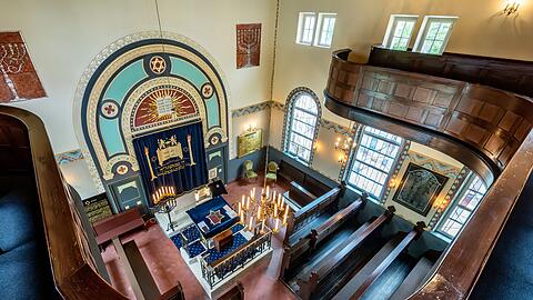 Die Synagoge in Straubing wurde in der Pogromnacht 1938 von den Nationalsozialisten zwar geschändet, aber nicht abgebrannt. Hintergrund war die Nähe zu umliegenden Gebäuden, die möglicherweise mit zerstört worden wären.