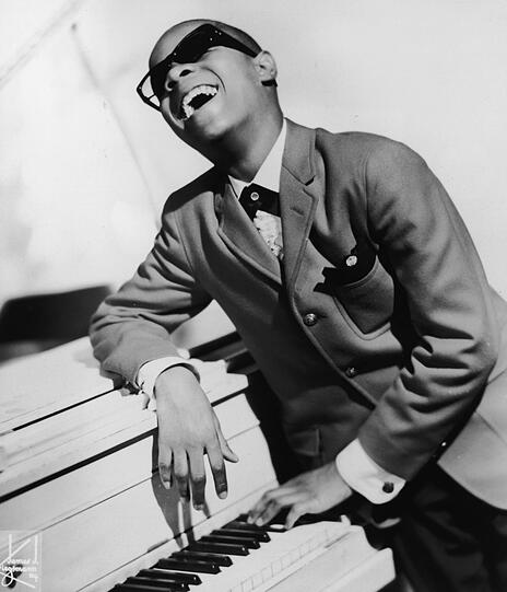Stevie Wonder 1963 als 13-jähriger Jungstar. Seinen ersten großen Plattenvertrag unterschrieb er bereits zwei Jahre zuvor. Stevie Wonder 1963 als 13-jähriger Jungstar. Seinen ersten großen Plattenvertrag unterschrieb er bereits zwei Jahre zuvor.
