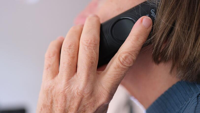 Die mutmaßlichen Betrüger erzählten den Frauen am Telefon, ein Angehöriger hätte einen tödlichen Unfall verursacht. (Symbolbild) Die mutmaßlichen Betrüger erzählten den Frauen am Telefon, ein Angehöriger hätte einen tödlichen Unfall verursacht. (Symbolbild)