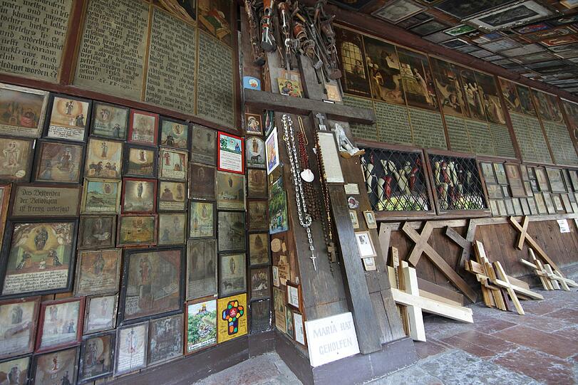 Im Kreuzgang der Gnadenkapelle. Rund 2000 Votivbilder sind im Rundgang um die Gnadenkapelle aufgehängt.