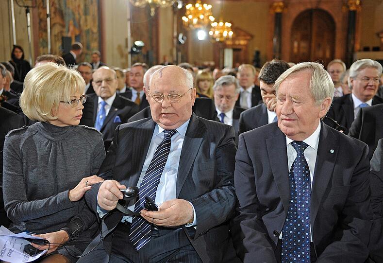 Der frühere sowjetische Staatspräsident Michail Gorbatschow (M.) sitzt am Samstag vor der Verleihung des Franz-Josef-Strauss-Preises 2011 der Hanns-Seidel-Stiftung im Kaisersaal der Residenz neben dem Stiftungsvorsitzenden Hans Zehetmair und seiner Tochter Irina Virganskaya.