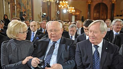 Der frühere sowjetische Staatspräsident Michail Gorbatschow (M.) sitzt am Samstag vor der Verleihung des Franz-Josef-Strauss-Preises 2011 der Hanns-Seidel-Stiftung im Kaisersaal der Residenz neben dem Stiftungsvorsitzenden Hans Zehetmair und seiner Tochter Irina Virganskaya.