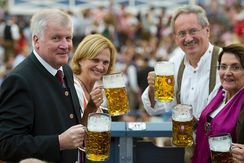 Ministerpräsident Horst Seehofer und Oberbürgermeister Christian Ude inklusive Gattinnen feiern an der gleichen Bierbank.