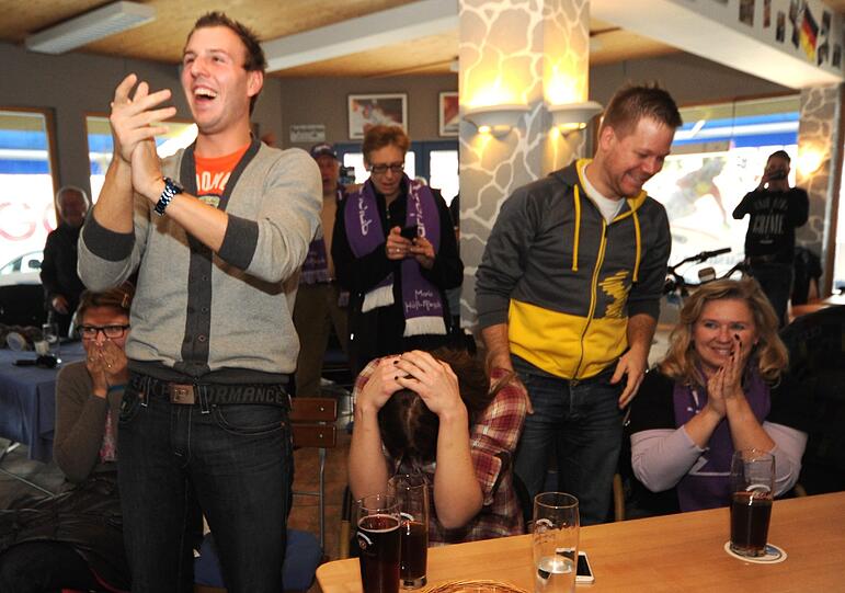 Beifall im Bistro: Der Fanclub applaudiert.