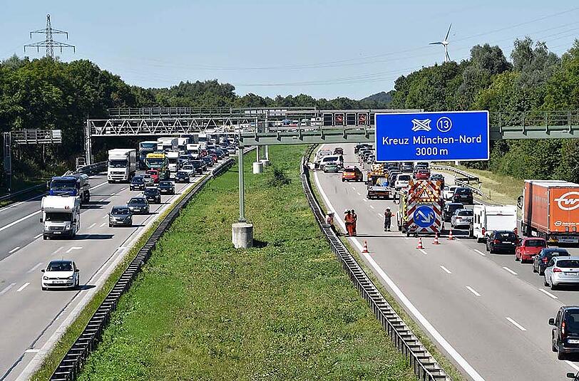 Auf der A99 krachte ein VW-Transporter in ein Ambulanzfahrzeug aus Österreich. Die Bilder.