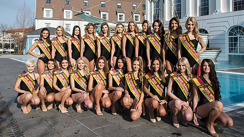 Die 21 Kandidatinnen zur Wahl der "Miss Germany" posieren im Europa-Park in Rust für den Fotografen. Am 18. Februar wird in Rust die "Miss Germany 2017" gewählt.