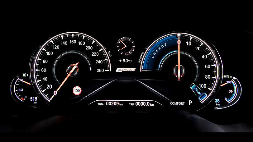 Die drei Fahrmodi bestimmen, wie sich der 530e fortbewegt. Im E-Modus schafft er 90 km/h, sogar 140 km/h erreicht er im Modus E-Max allein mit der E-Maschine.