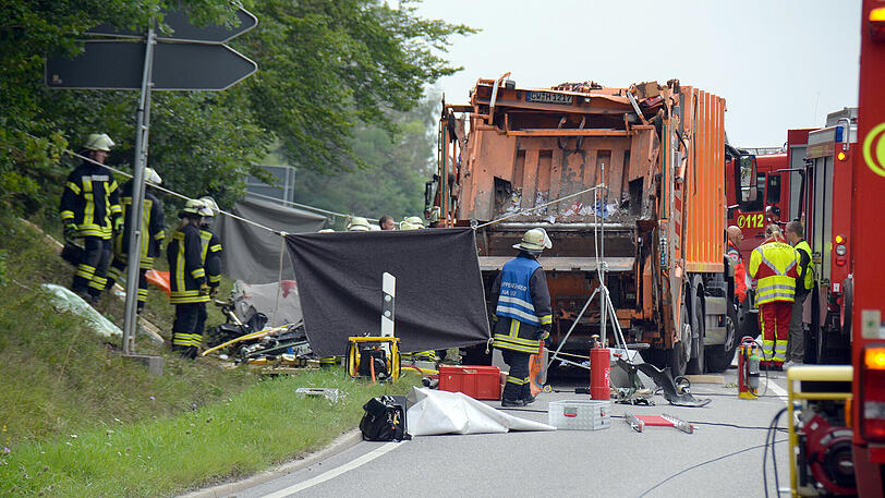 Unfallstelle, an der ein Müllwagen auf ein Auto gekippt war: Nach ersten Angaben der Polizei sind bei dem Unfall fünf Menschen ums Leben gekommen.