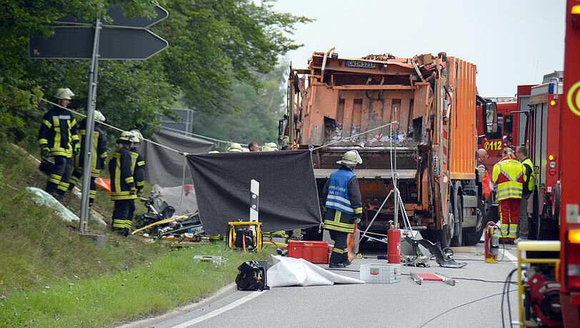 Unfallstelle, an der ein Müllwagen auf ein Auto gekippt war: Nach ersten Angaben der Polizei sind bei dem Unfall fünf Menschen ums Leben gekommen. Unfallstelle, an der ein Müllwagen auf ein Auto gekippt war: Nach ersten Angaben der Polizei sind bei dem Unfall fünf Menschen ums Leben gekommen.