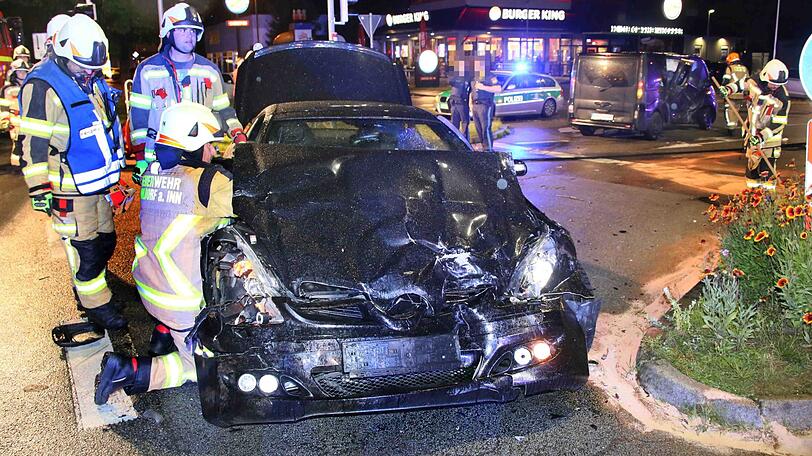 Mühldorf am Inn: Bei einem Verkehrsunfall wurden sechs Personen verletzt.