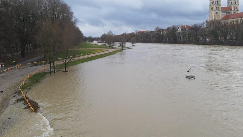 Aufgrund des Dauerregens und des Tauwetters in den Bergen führte die Isar am Morgen noch Hochwasser.