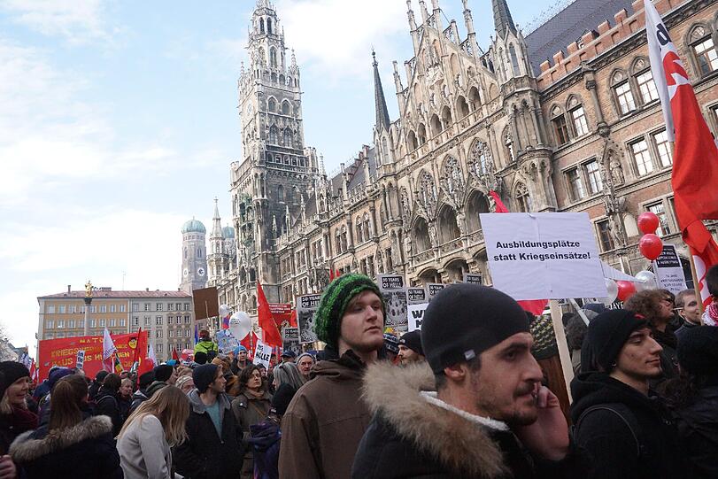 Rund 2500 Demonstranten protestieren gegen die Münchner Sicherheitskonferenz.