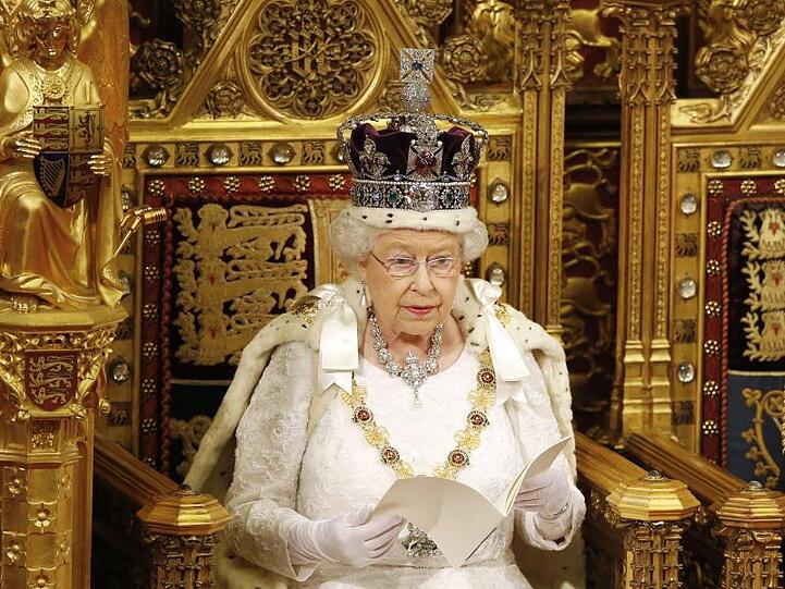 Queen Elizabeth II. eröffnet mit einer Rede, genannt Queen's Speech (Ansprache der Königin), im Parlament die Sitzungsperiode des Parlaments.