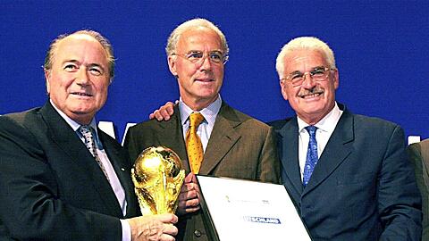Der damalige FIFA-Präsident Joseph Blatter (l-r), Franz Beckenbauer, damaliger Präsident des Organisationskomittees der Fußball-WM 2006, und Fedor Radmann, damaliger Vize-Präsident des Organisationskomittees der Fußball-WM 2006.