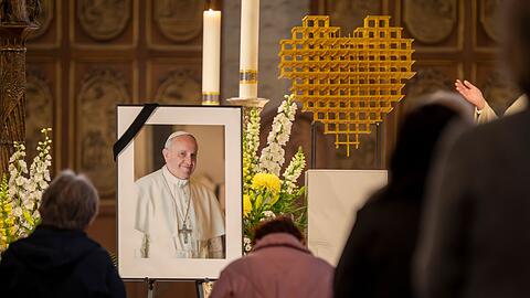 Menschen nehmen Abschied von Papst Franziskus.