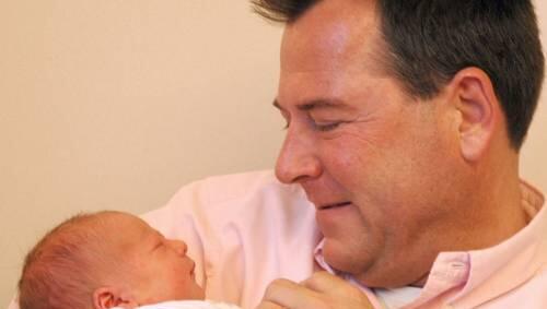 Der stolze Papa Josef Schmid mit seinem Töchterchen Helena.