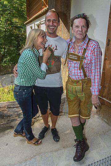 Rangelei im Heu, ein satter Griff in den Hosenlatz und dann doch noch ein Busserl: Beim Fotoshooting für das Trachtenlabel "Tu Felix Austria" hat Helmut Berger wieder fur Furore gesorgt. Die Bilder vom Tirolerhof des Tiergartens in Schönbrunn