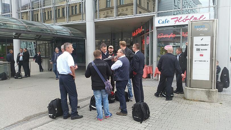 Die Lokführer versammeln sich am Holzkirchner Bahnhof.