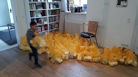 Eine Kleinigkeit zu essen, Wasser, etwas Süßes für die Kinder: Münchens Muslime haben mehr als 700 Willkommenspakete an Flüchtlinge verteilt.
