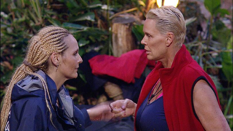 Helena Fürst erzählt Brigitte Nielsen von der erfolglosen Schatzsuche mit Thorsten.