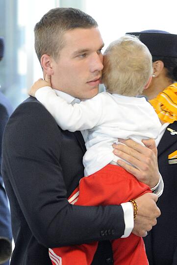 2010: Lukas Podolski mit Sohn Louis am Flughafen Frankfurt am Main