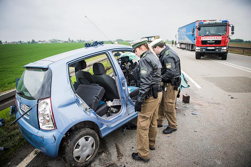 Ein 48-Jähriger stirbt bei einer Frontalkollision mit einem Lkw.