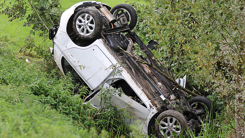 Die Frau wurde in ihrem Fahrzeug eingeklemmt und musste von der Feuerwehr aus dem Auto befreit werden, ihr Sohn auf dem Beifahrersitz konnte den Wagen selbstständig verlassen.
