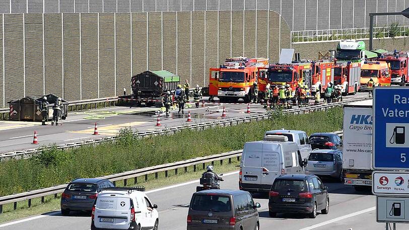 Ein Gefahrgut-Lkw ist in Brand geraten. Auf der A99 kommt es zu einem großen Stau.