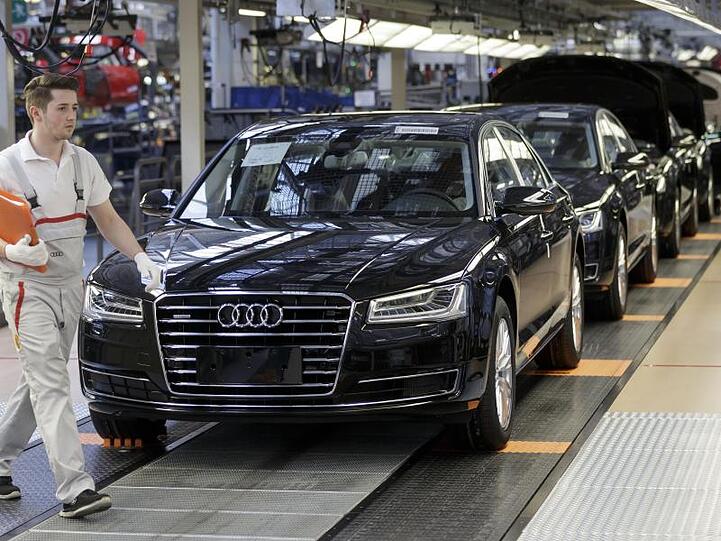 In einer Produktionshalle von Audi in Neckarsulm wird das Topmodell A8 gefertigt.
