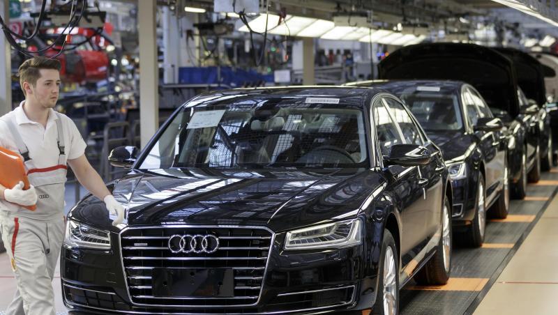 In einer Produktionshalle von Audi in Neckarsulm wird das Topmodell A8 gefertigt. In einer Produktionshalle von Audi in Neckarsulm wird das Topmodell A8 gefertigt.
