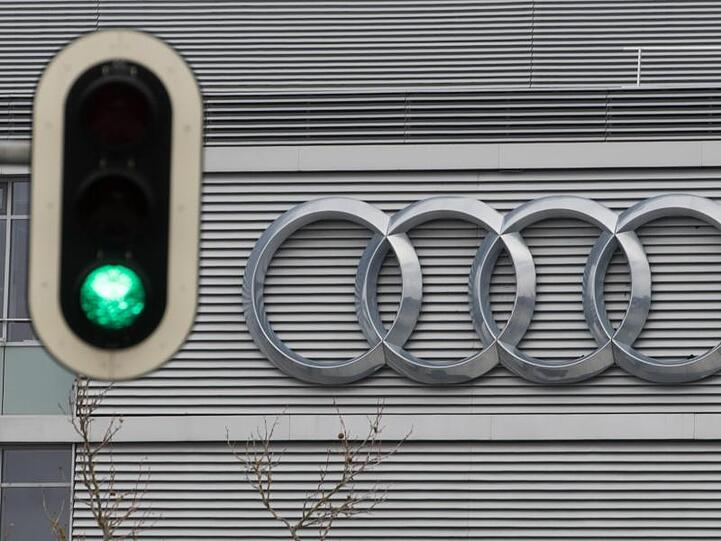 Eine Ampel steht vor der Firmenzentrale von Audi in Ingolstadt (Bayern) auf Grün. Foto: Armin Weigel/Archivbild