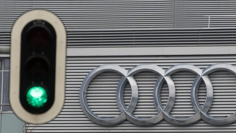Eine Ampel steht vor der Firmenzentrale von Audi in Ingolstadt (Bayern) auf Grün. Foto: Armin Weigel/Archivbild Eine Ampel steht vor der Firmenzentrale von Audi in Ingolstadt (Bayern) auf Grün. Foto: Armin Weigel/Archivbild