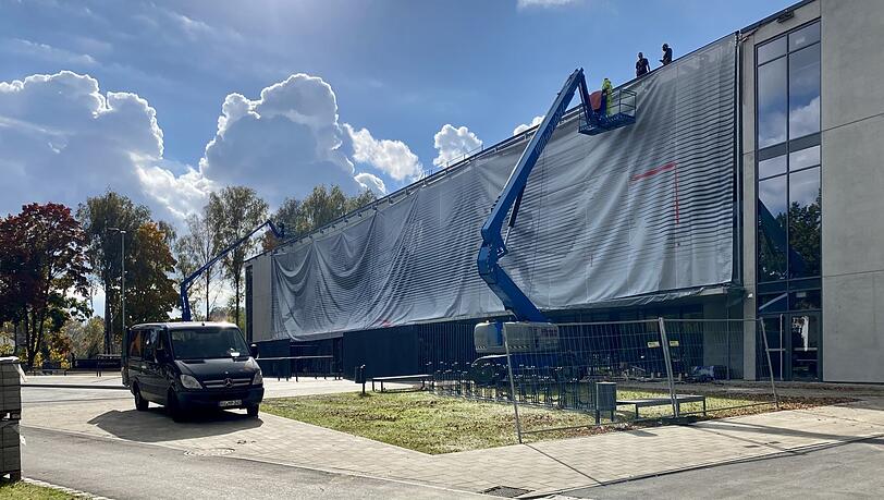 Das generalsanierte Eisstadion am Gutenbergweg wird am Samstag wiedereröffnet. Die Beleuchtung der Textilfassade wird bis dahin jedoch nicht fertig und muss deshalb durch eine Interimslösung bewerkstelligt werden.