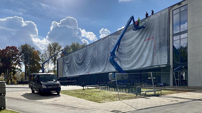 Das generalsanierte Eisstadion am Gutenbergweg wird am Samstag wiedereröffnet. Die Beleuchtung der Textilfassade wird bis dahin jedoch nicht fertig und muss deshalb durch eine Interimslösung bewerkstelligt werden.