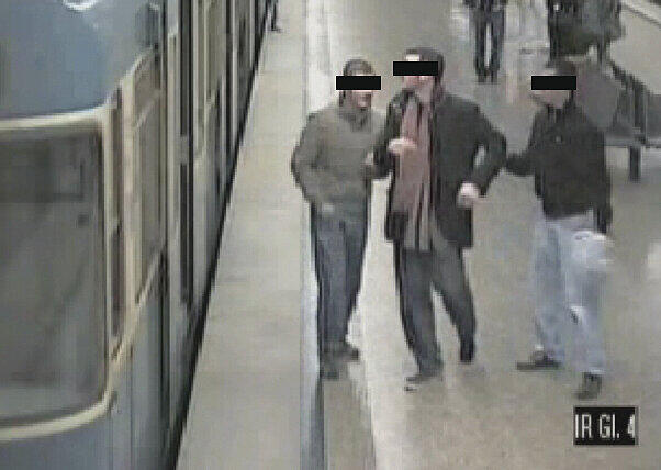 Prügelei wegen lauter Musik: Das angeklagte Trio auf einem Überwachungsvideo.