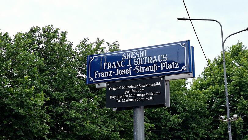 Das von Ministerpräsident Söder gestiftete Straßenschild für den Franz-Josef-Strauß-Platz in Tirana. Das von Ministerpräsident Söder gestiftete Straßenschild für den Franz-Josef-Strauß-Platz in Tirana.