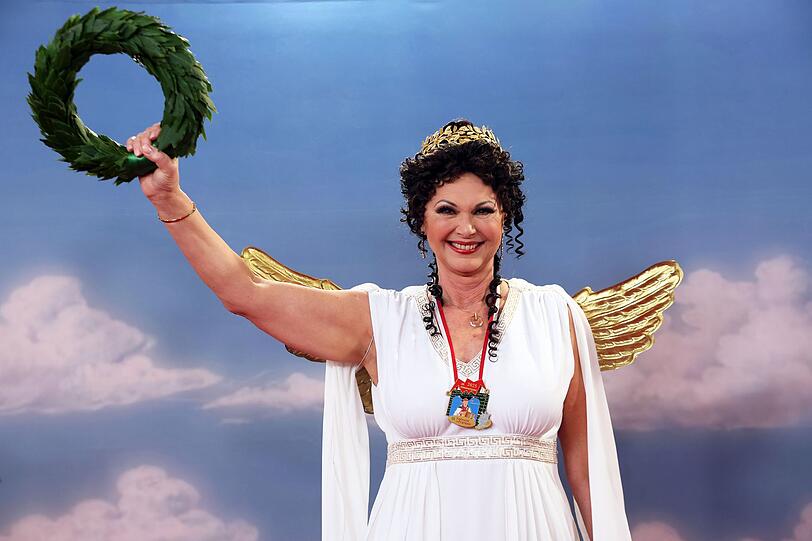 Die Landtagspräsidentin als griechische Göttin.