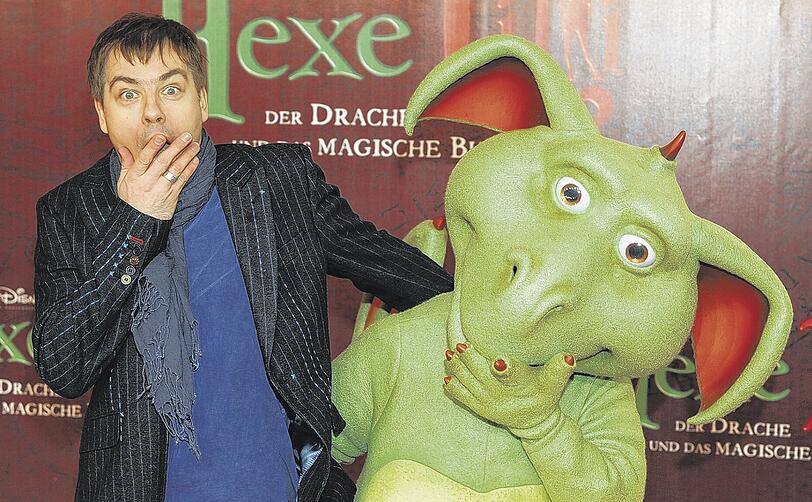 Michael Mittermeier (l.) und Drache Hektor wirken verblüfft &ndash; weil sie sich so ähnlich sehen?