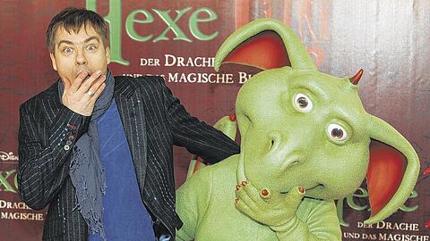 Michael Mittermeier (l.) und Drache Hektor wirken verblüfft &ndash; weil sie sich so ähnlich sehen?