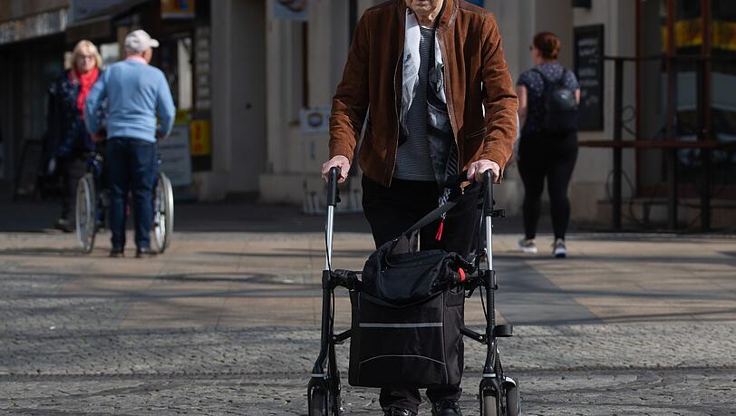 Viele pflegebedürftige Menschen werden von ihren Angehörigen versorgt. (Symbolbild)