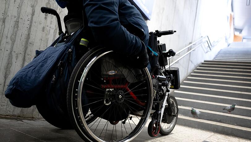 Fast die H&auml;lfte der Bahnh&ouml;fe in Bayern ist nicht barrierefrei. (Symbolbild)