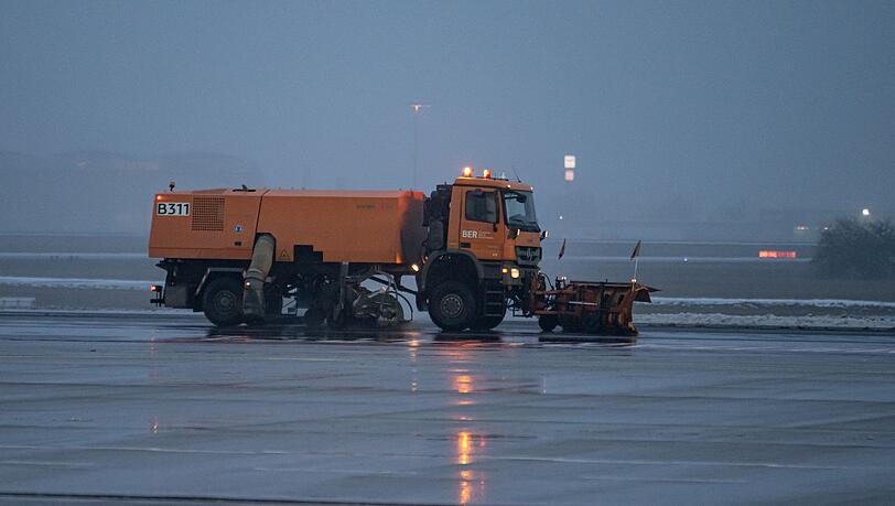 Am Berliner Flughafen BER kam es wegen Blitzeis zu mehrst&uuml;ndigen Versp&auml;tungen und Ausf&auml;llen.