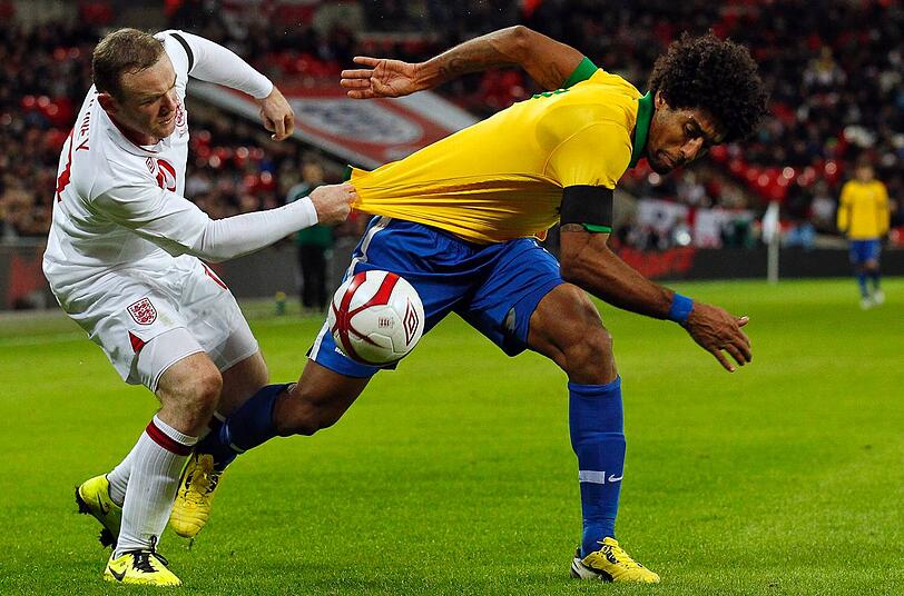 Dante (r.) im Einsatz für Brasilien.