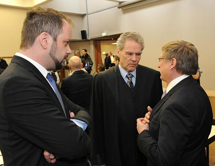 Tobias Eschenbacher und Eike Schönefelder, Anwalt der Gegner, im Gespräch mit Flughafenchef Michael Kerkloh.
